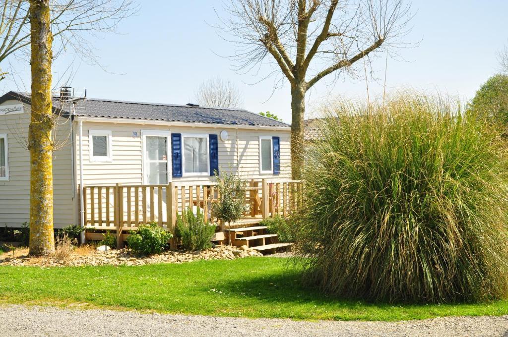 Camping Saint Michel Courtils Phòng bức ảnh